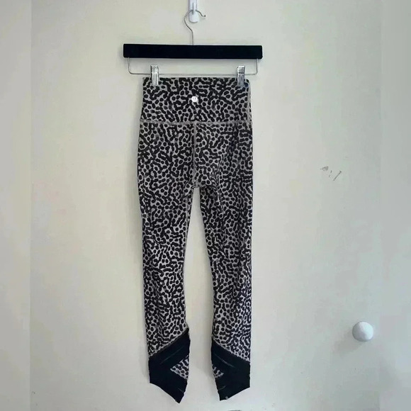 Lululemon High Times Pant *Wrap Mesh
Ace Spot Grain Black / Black - Picture 2 of 9